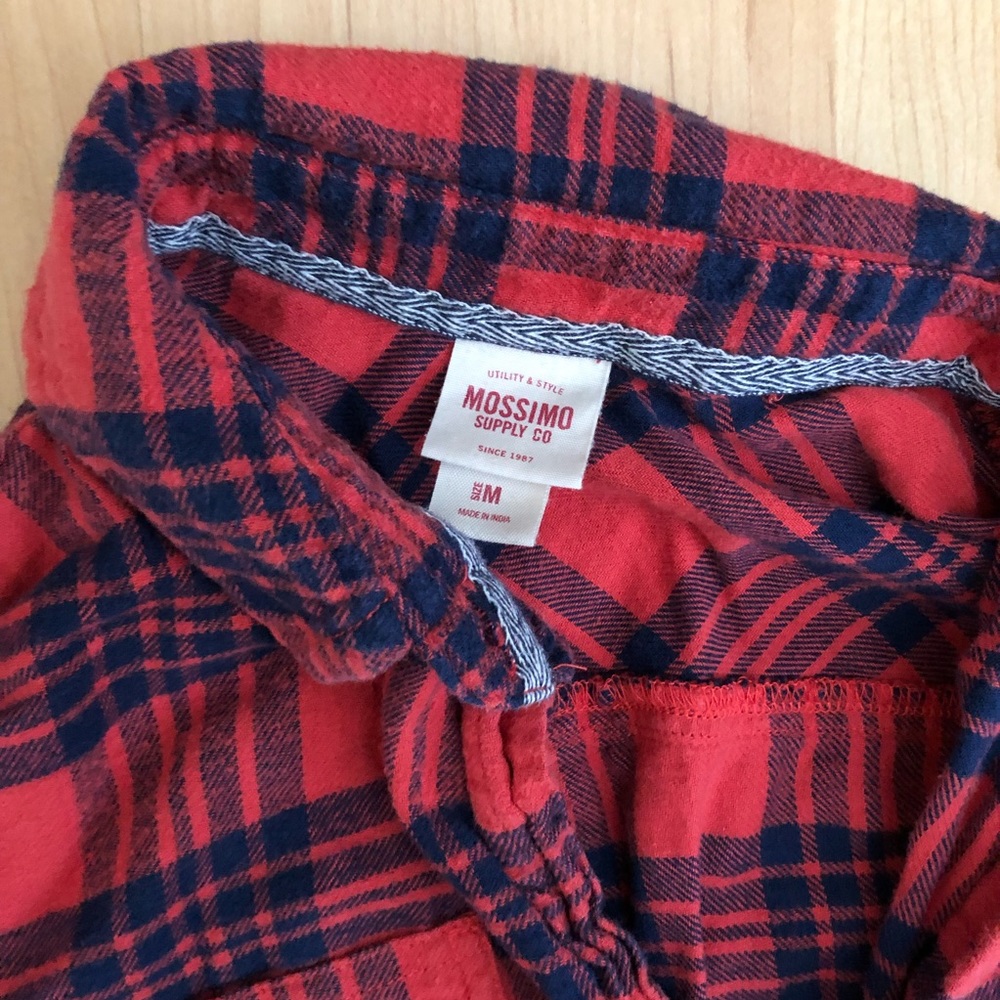 Plaid longsleeve shirt. Fitted
